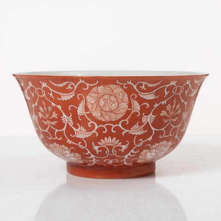 A coral red reserve decorated floral bowl, Qing dynasty.