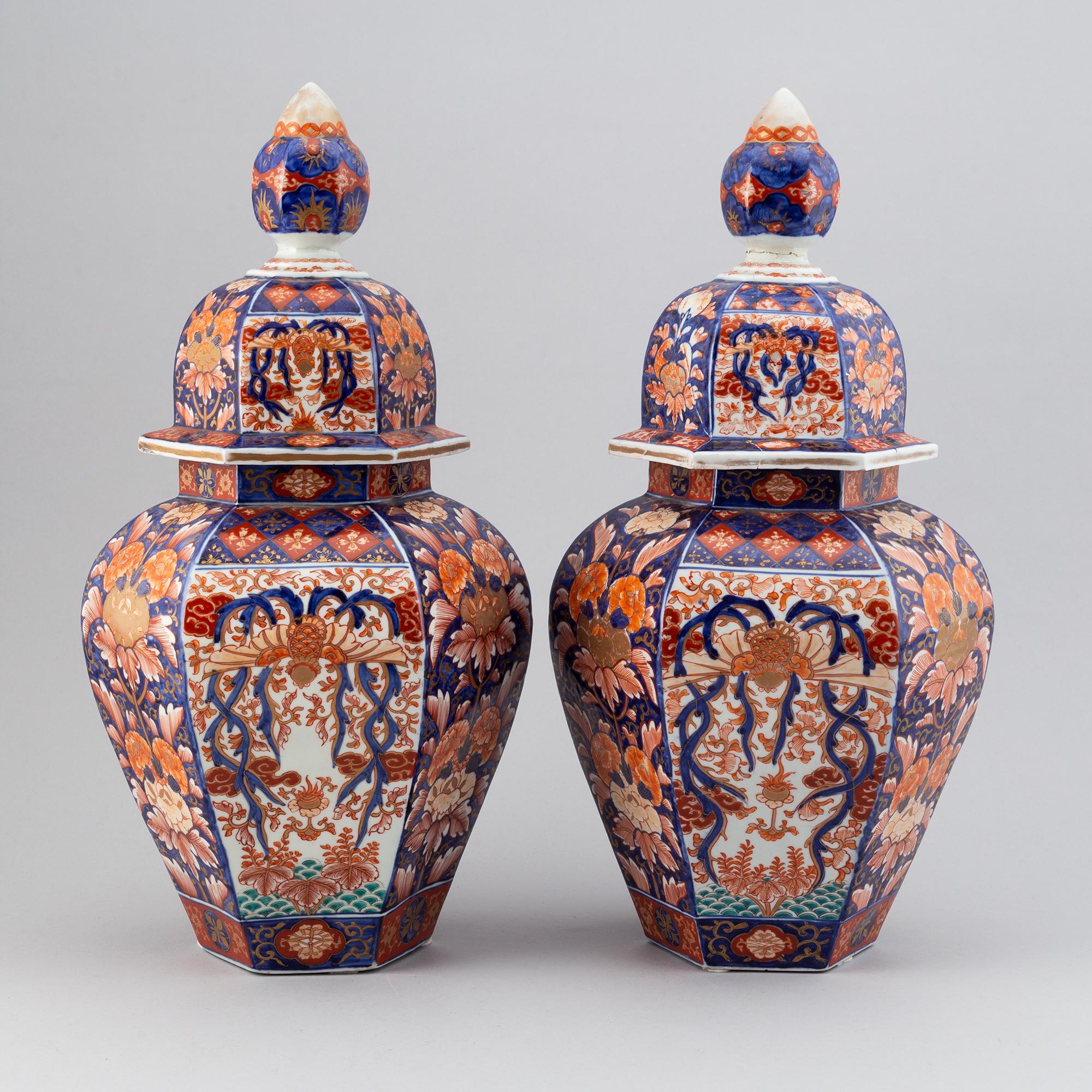 A pair of Japanese imari jars with covers, Meiji period (1868-1912).
