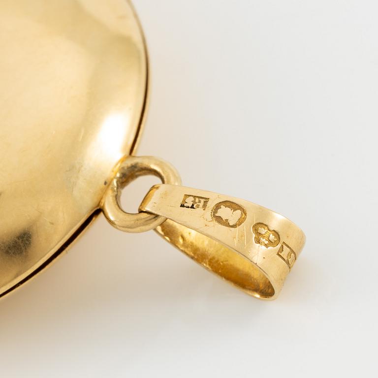 Medallion with monogram 18K gold.