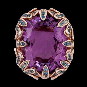 An amethyst, brandy coloured diamonds, tot. app. 1.20 and blue sapphire ring.