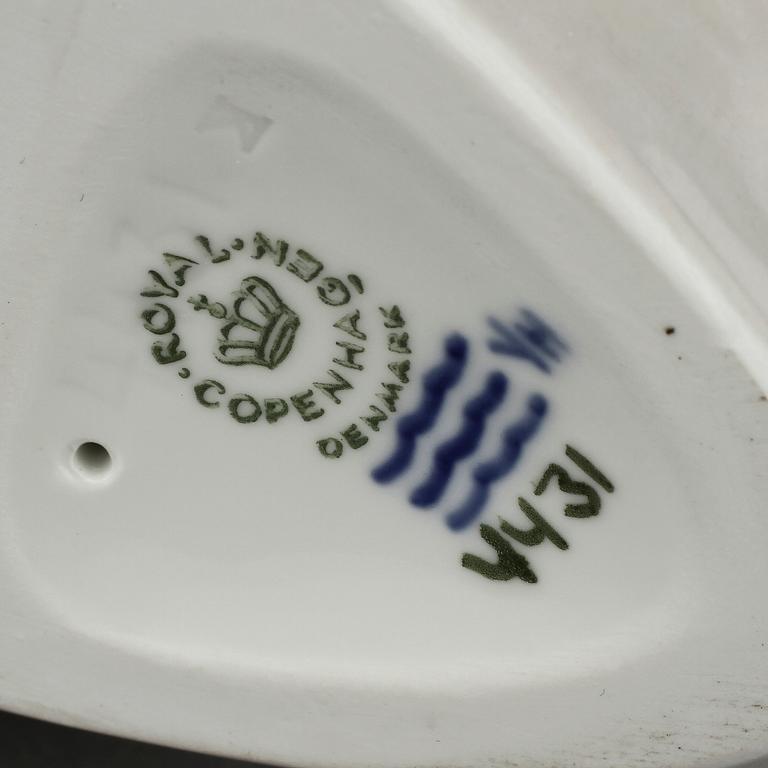 FIGURINER, 2 st, porslin, Royal Copenhagen samt Bing o Gröndahl, 1900-tal.