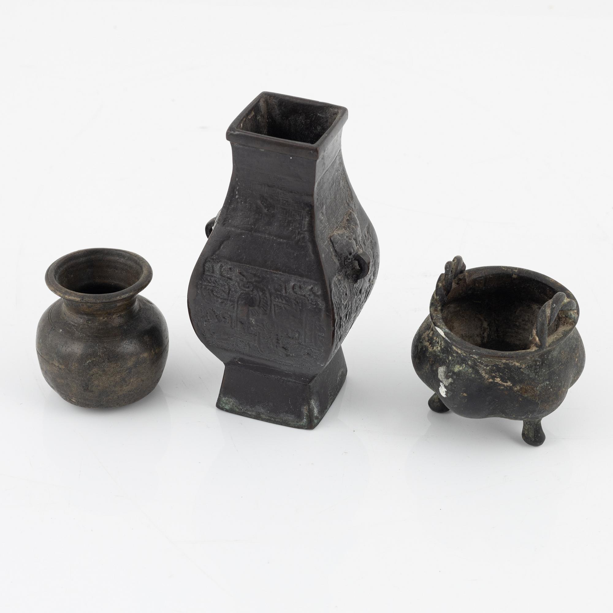 A set of three Chinese miniature bronzes, 17th/19th Century.