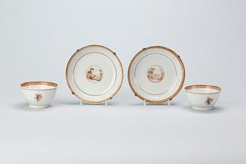 KOPPAR med fat, två stycken, Kina, Qianlong (1736-1795), porslin.
