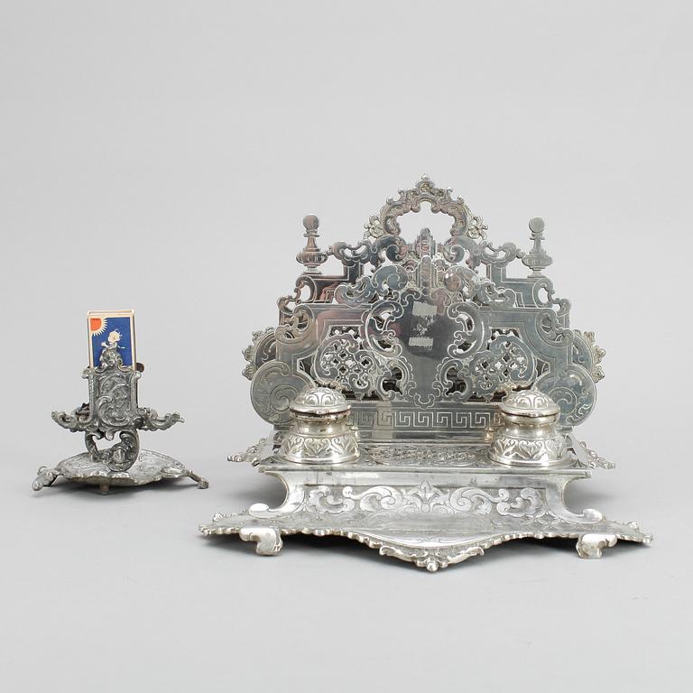 SKRIVSTÄLL samt TÄNDSTICKSHÅLLARE, gjutgods, omkring 1900.