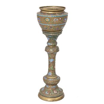 Ytterfoder med piedestal, cloisonné på mässing, Kina, omkring 1900.