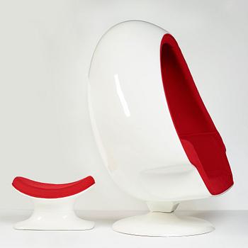 LEE WEST, an "Egg Chair" and ottoman, Lee West inc. USA 1970´s.