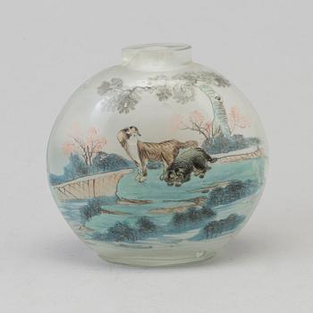 A large Chinese glass snuff bottle, circa 1900.