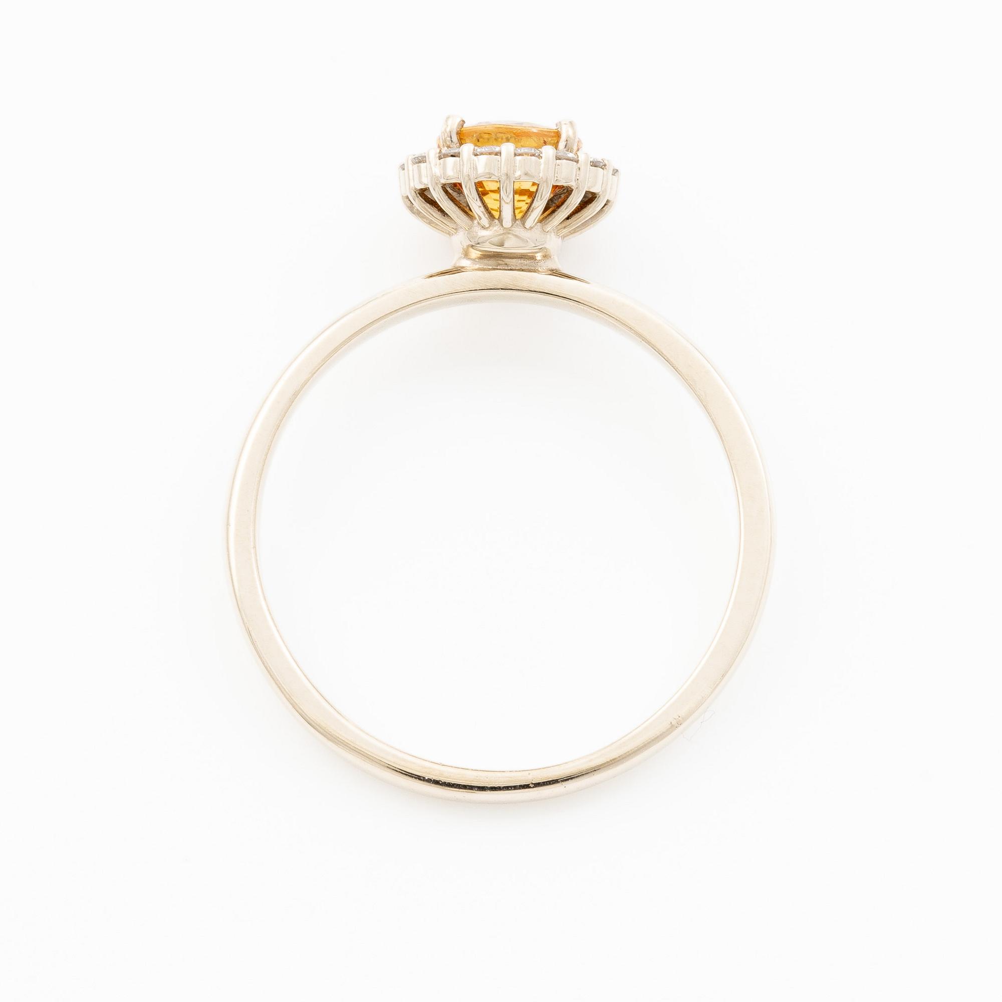 Ring 14K gold with orange sapphire and brilliant-cut diamonds.