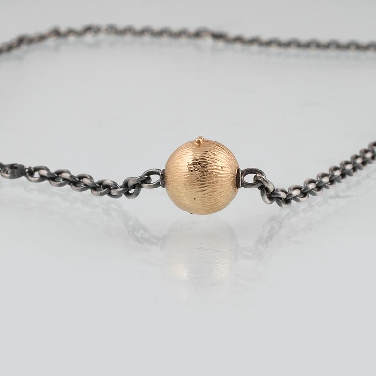 COLLIER, oxiderat silver samt lås i 18K guld, Ole Lynggaard. Vikt 11,9 gram.