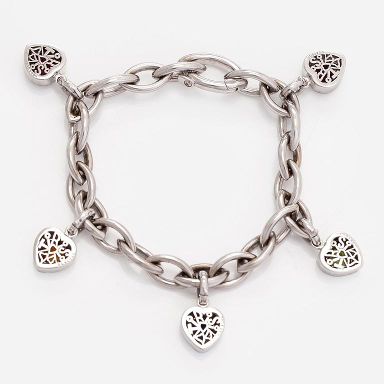 Armband, 18K vitguld med berlocker av hjärtslipade färgstenar och en briljantslipad diamant.