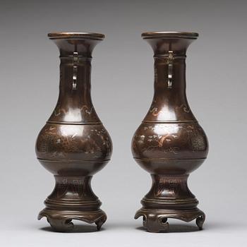 VASER, ett par, brons. Qing dynastin (1664-1912).
