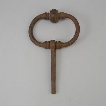 A 17TH CENTURY CAST IRON DOOR KNOCKER.
