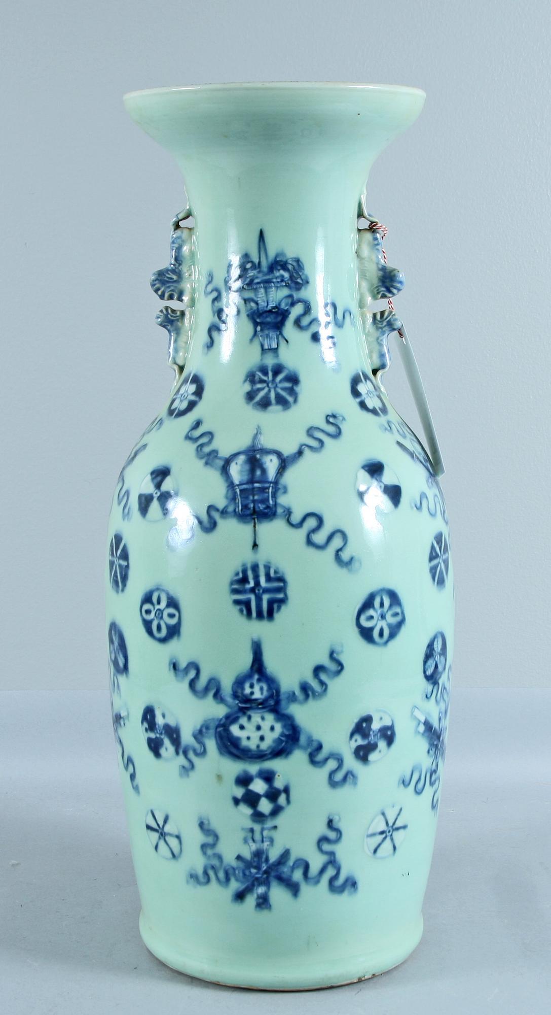 GOLVURNA, porslin. Kina, 1800-talets andra hälft.