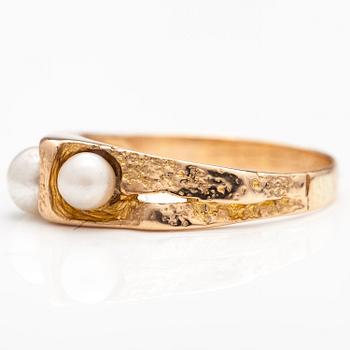 BJÖRN WECKSTRÖM, A 14K gold ring with cultured pearls. Lapponia 1974.