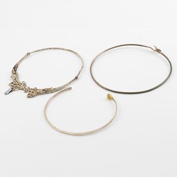 Lars Arby, three neck rings and two pendants, silver with enamel.