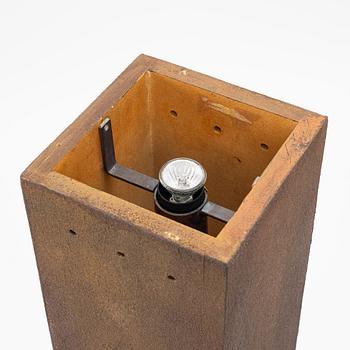 Kjell Engman, skulptur, glas, "Man in trenchcoat", unik, Kosta Boda, signerad.