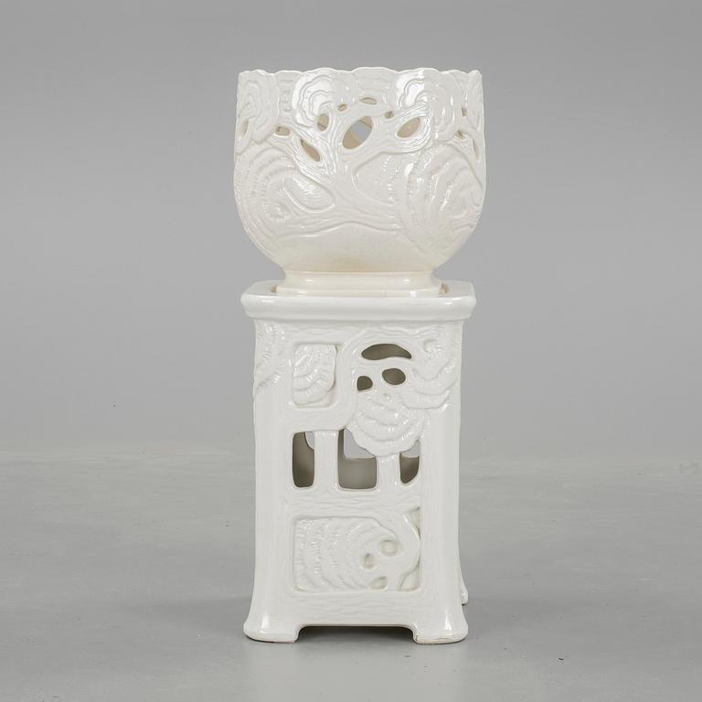 PIEDESTAL med YTTERFODER, flintgods, jugend, Alf Wallander, Rörstrand, omkring 1900.