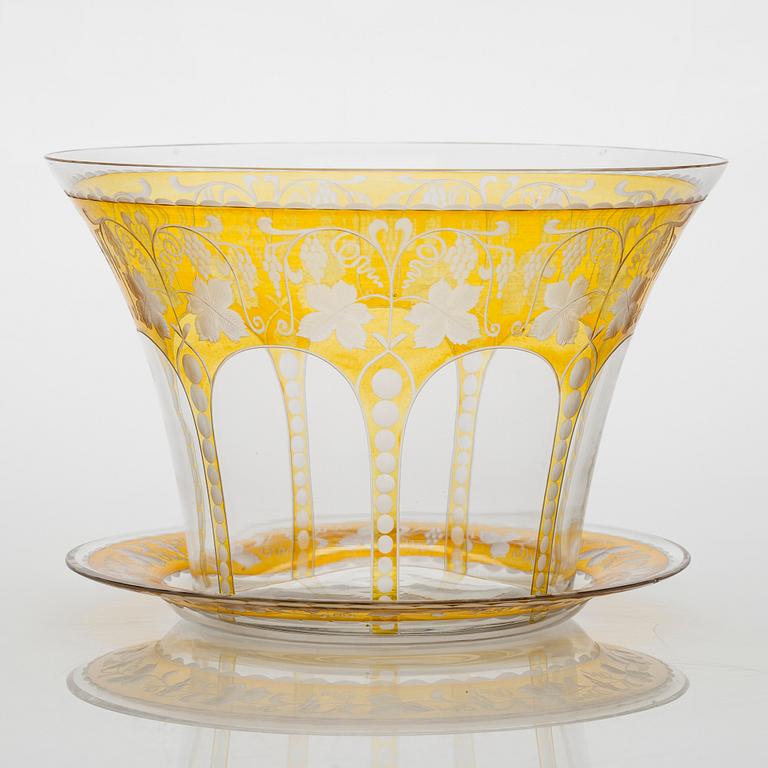 Eric O. W. Ehrström, an engraved glass bowl on a plate for Karhula Glassworks. Model designed in 1925.