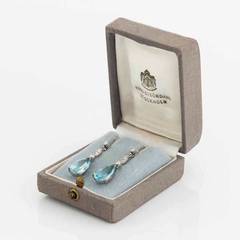 Ett par örhängen 18K vitguld med fasettslipade droppformade akvamariner.