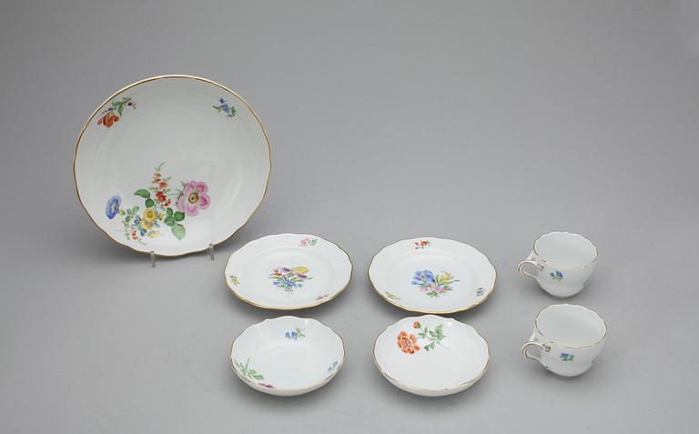 KAFFEKOPPAR MED FAT 2 st SAMT SKÅLFAT, samt FAT, porslin, Meissen, 1900-talets andra hälft.