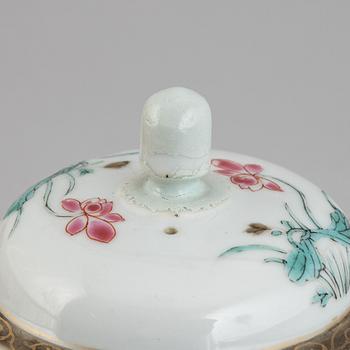 A group of Chinese porcelain, Qing dynasty, Qianlong (1736-1795) and 19th/20th century. (6 pieces).