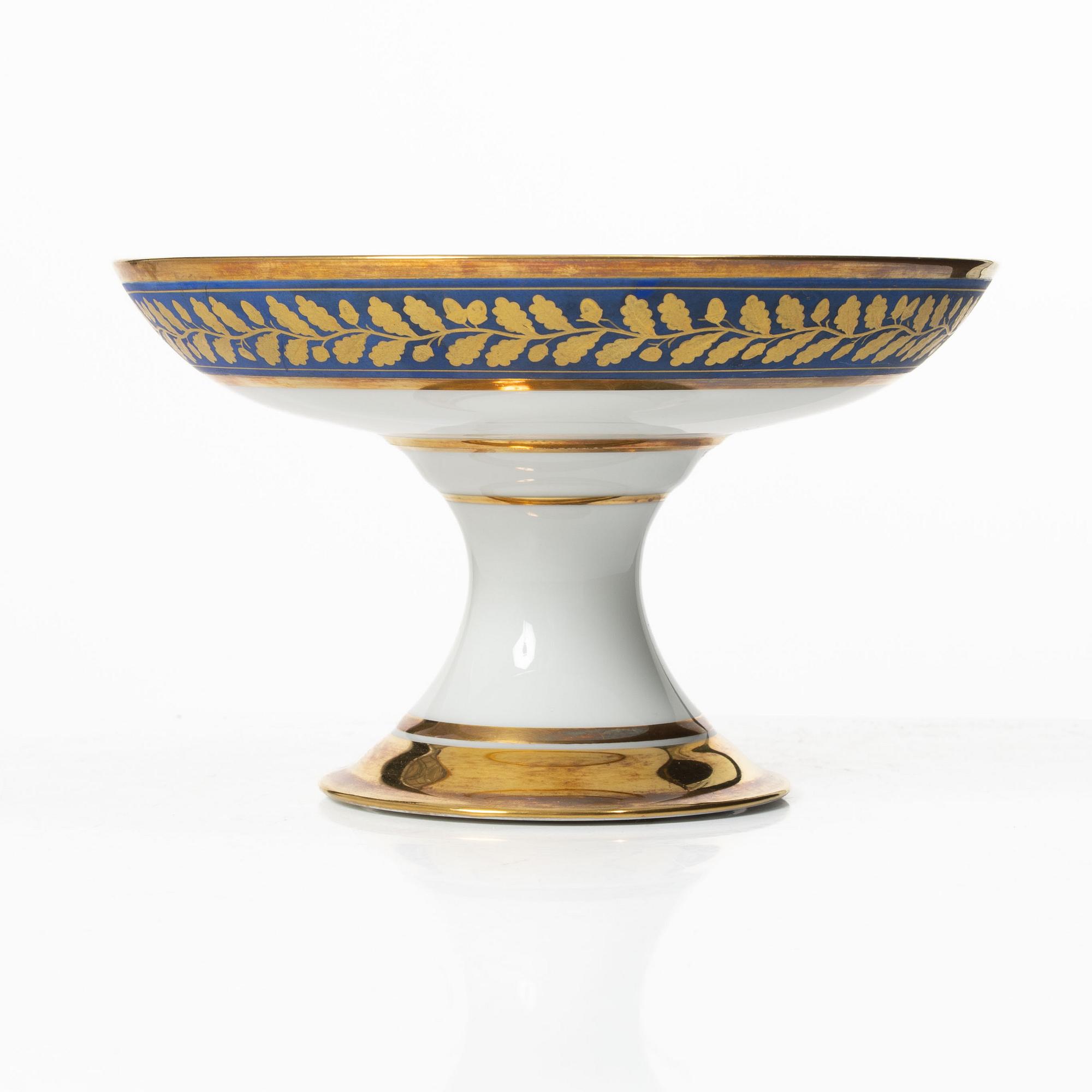 A pair of bowls on foot, 19th Century.