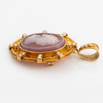 An 18K gold and hardstone cameo pendant/brooch set with pearls.