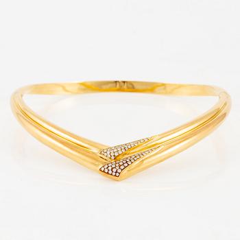 A necklace in 18K gold with round brilliant-cut diamonds.