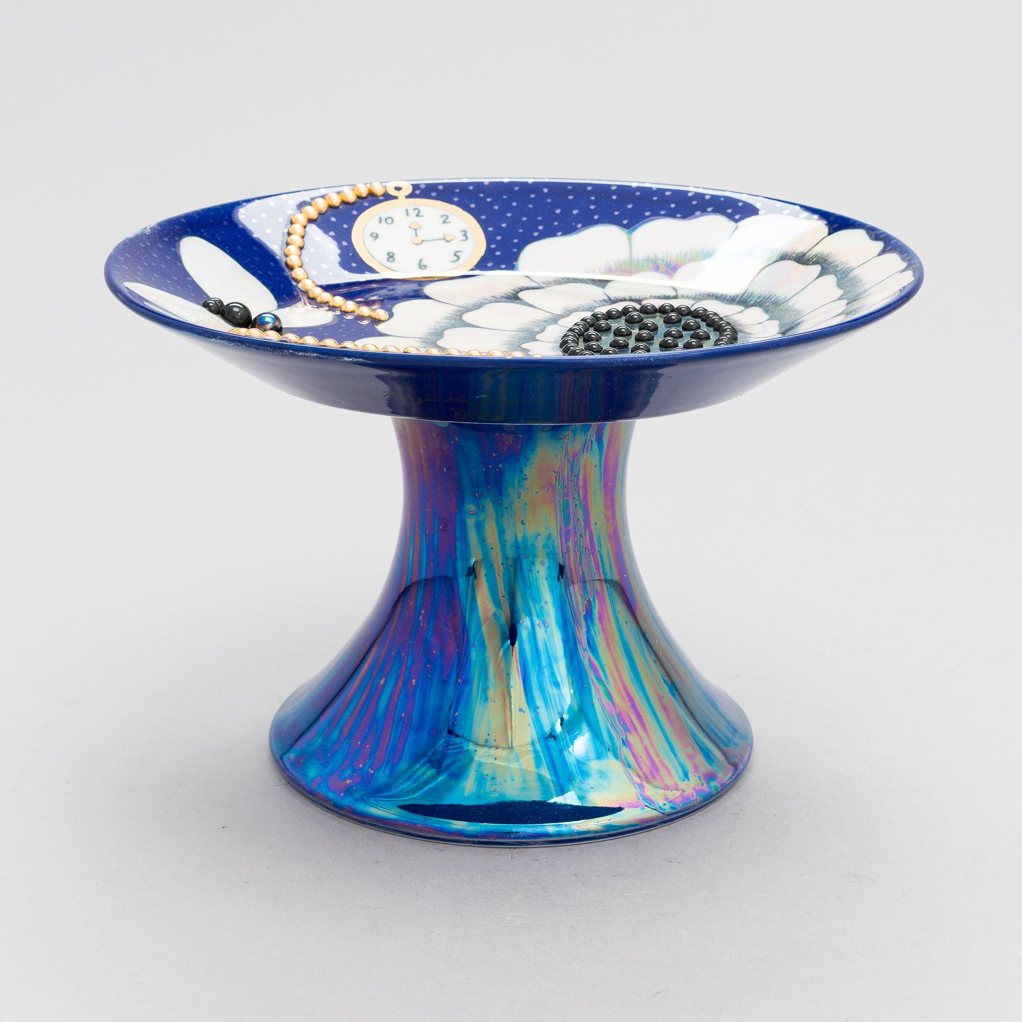 Birger Kaipiainen, a footed ceramic bowl signed Birger Kaipiainen Arabia Finland.