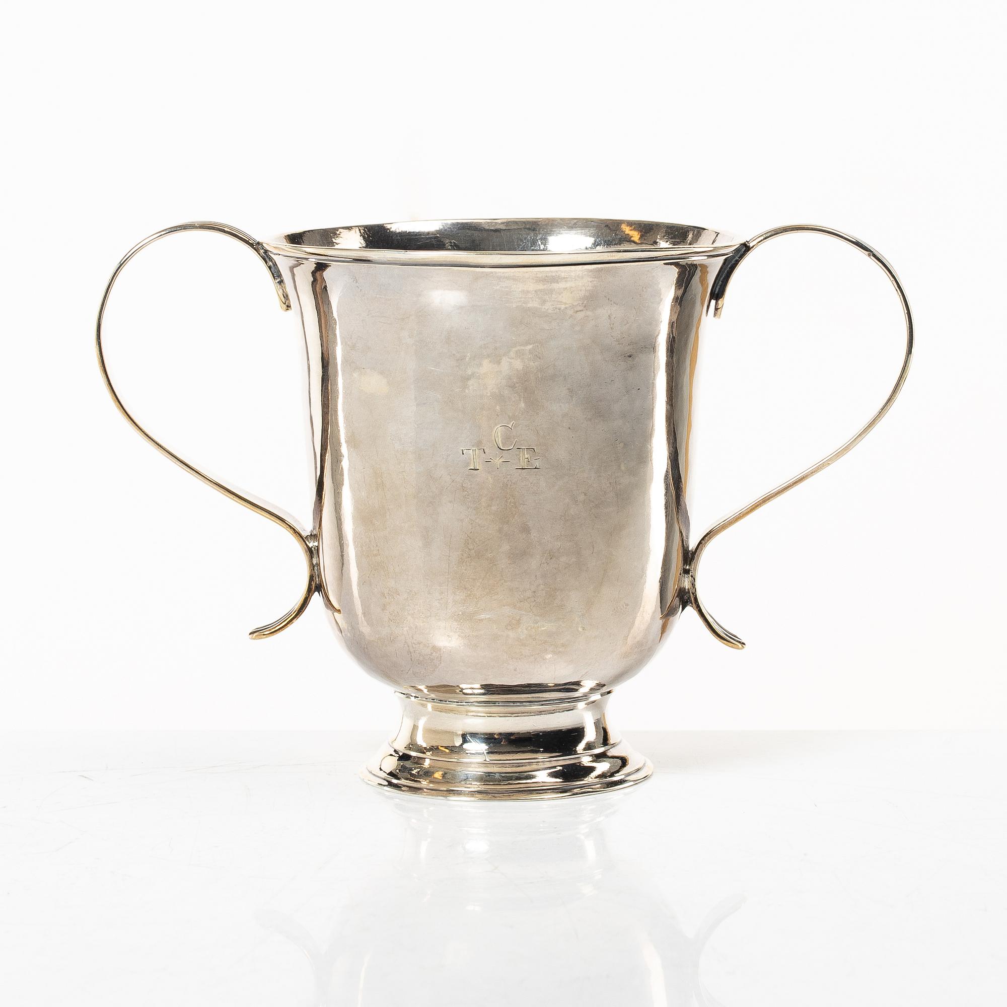 An English silver porringer, mark of Benjamin Cartwright I, London 1760.