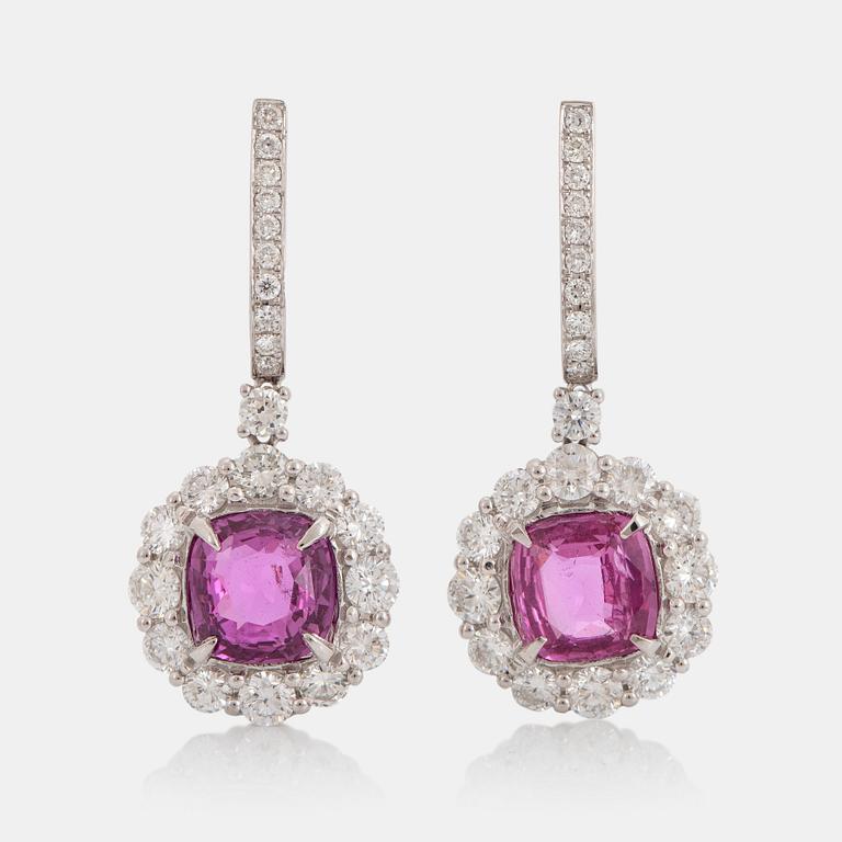 A pair of 18K white gold earrings set with faceted sapphires with a total weight of ca 4.45 cts.