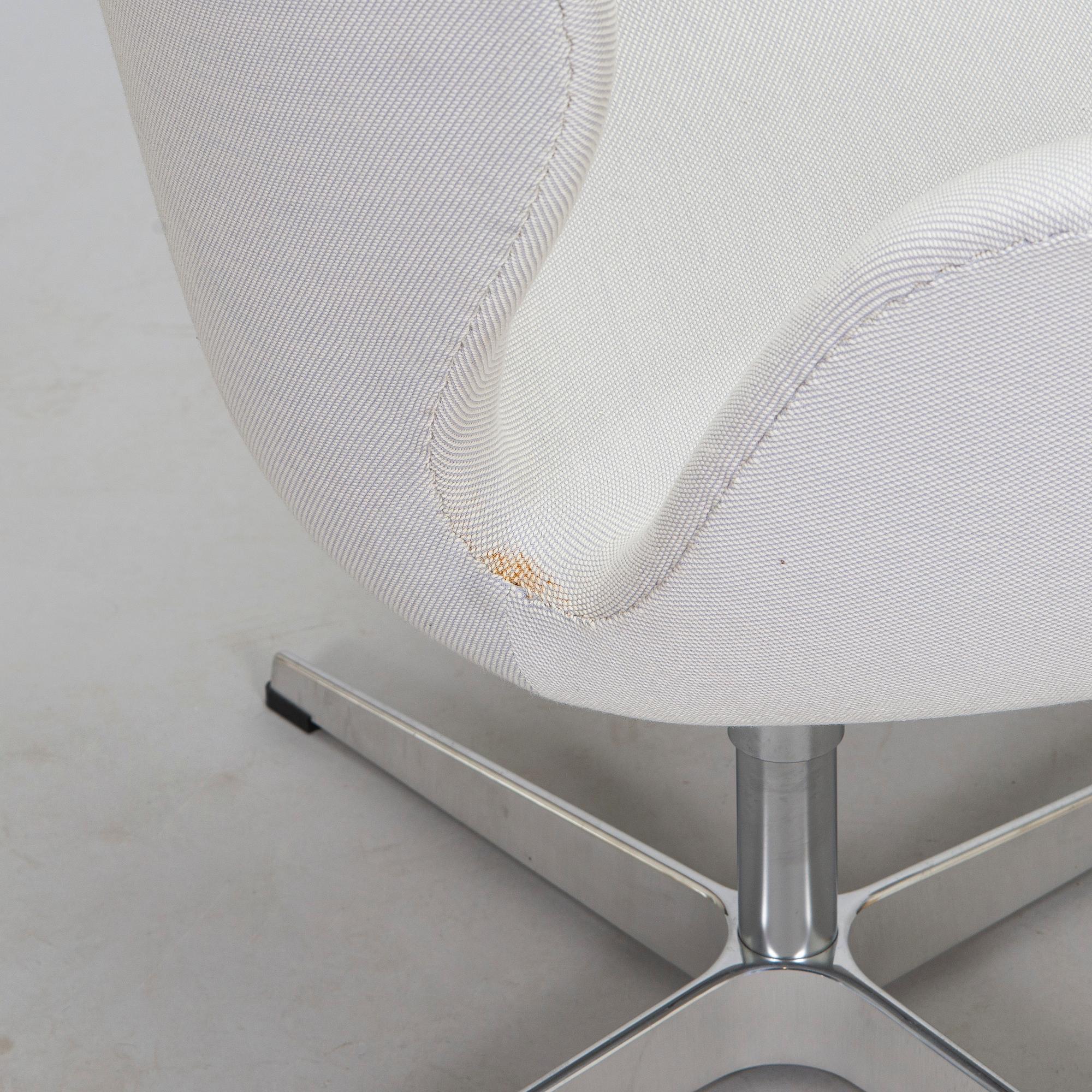 Arne Jacobsen, fåtölj, "Svanen", för Fritz Hansen, 2016.