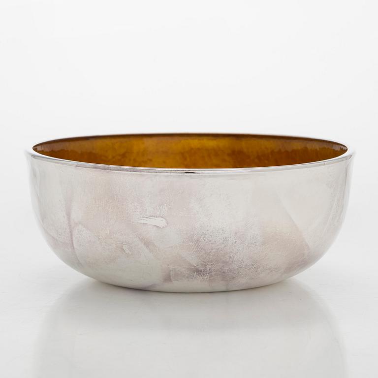 A. Tillander, skål, sterlingsilver och emalj. Helsingfors 2005.