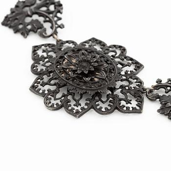Collier, "eisengold", svärtat gjutjärn, nygotik, 1800-tal.