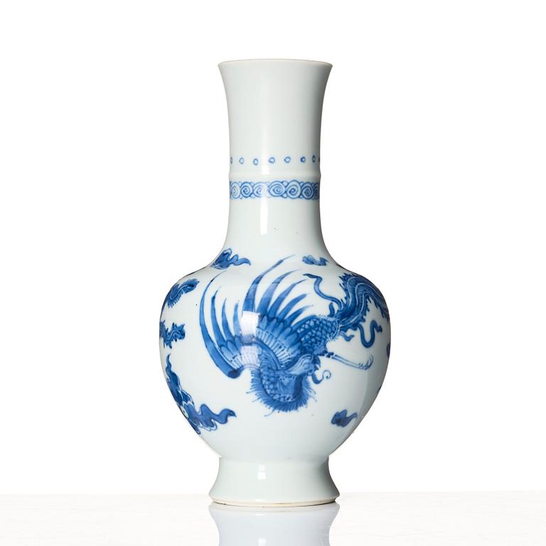 A blue and white vase, Qing dynasty, Kangxi (1662-1722).