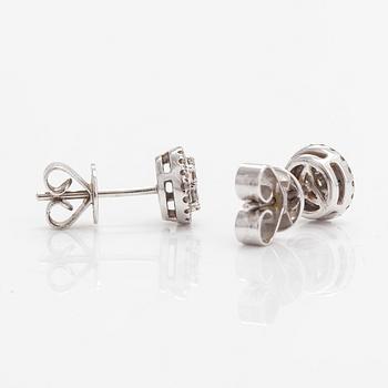 Cassandra Goad, a pair of 18K white gold earrigns with diamonds ca. 0.54 ct in total.