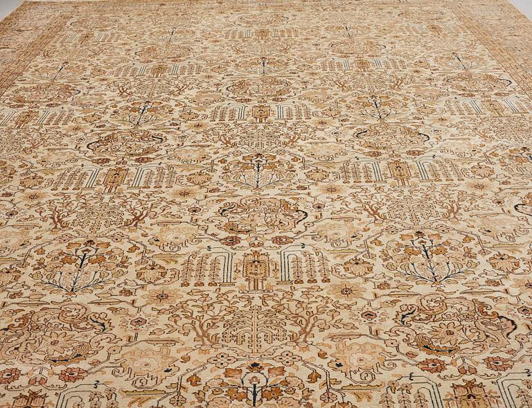 MATTO, a semi-antique Tabriz, ca 593,5 x 398,5 cm.