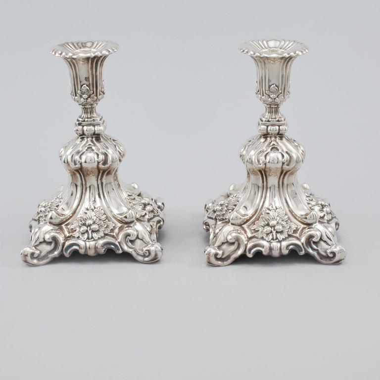 LJUSSTAKAR, ett par, silver, importstämplade, omkring 1900-talets mitt.