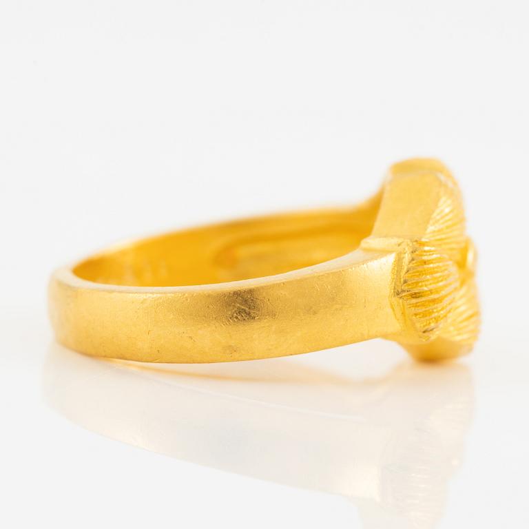 Garnityr av guldsmycken, en collier (14K), ett armband (18K), ett par örhängen (14K) och en ring (14K).