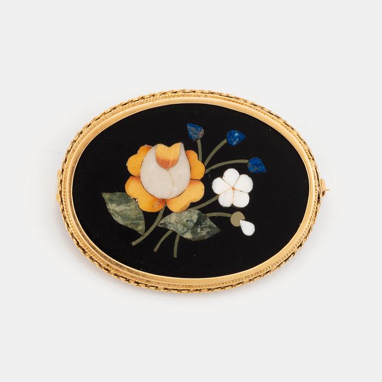 An 18K gold pietra dura brooch.