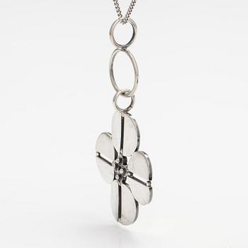 Kaija Aarikka, A silver necklace. Aatos Johannes Hauli, Helsinki 1966.