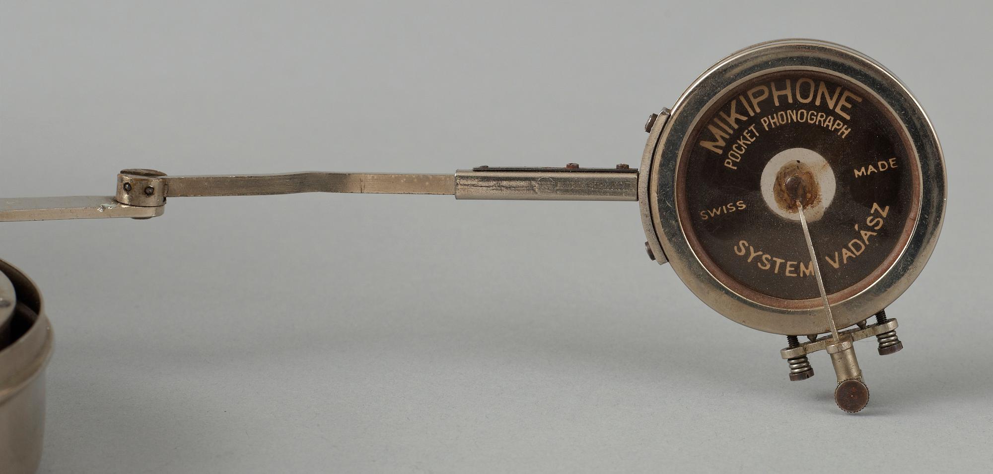 GRAMMOFONER, 2 st, bla. Philips, 1920 samt 1950-tal.