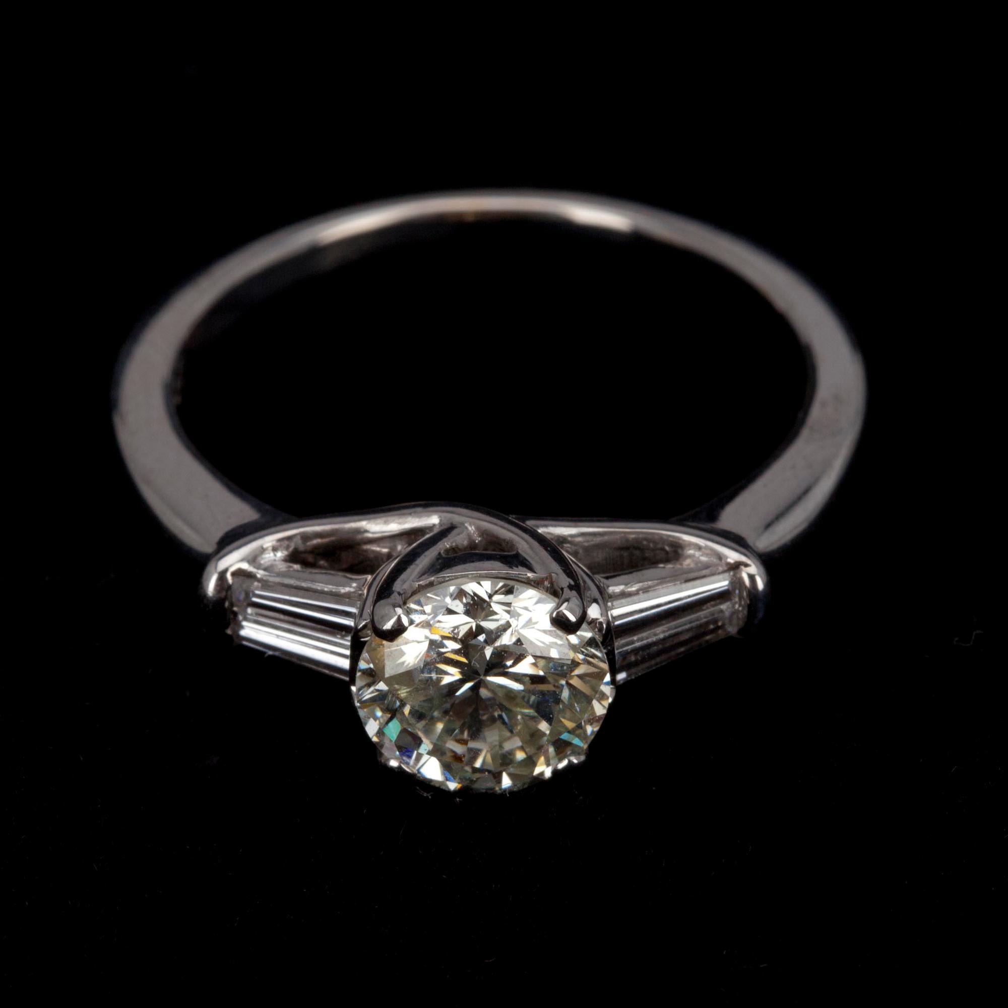 RING, vitguld 18K, briljantslipad diamant 1,19 ct samt 2 baguetteslipade diamanter tot. 0,20 ct.
