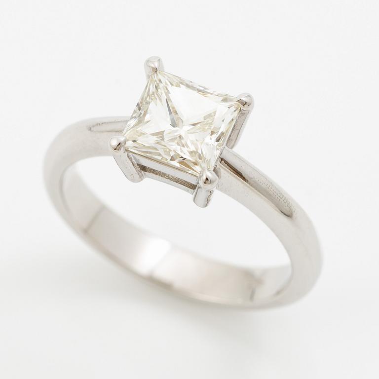 A ring in 18K gold with a princess-cut diamond.