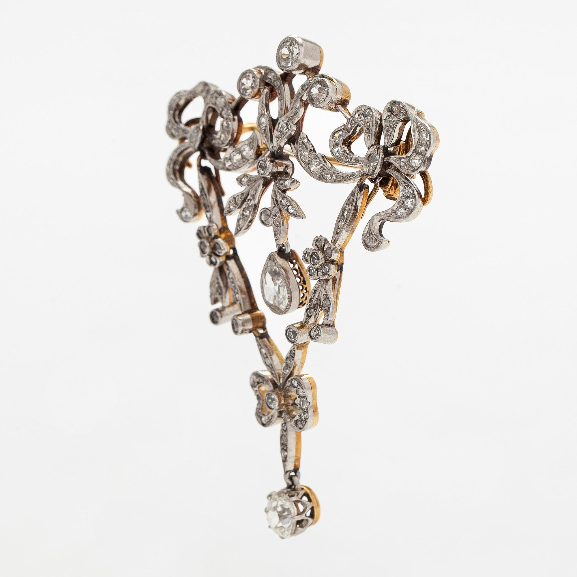A Belle Époque old-cut diamond brooch in 17K gold and platinum.