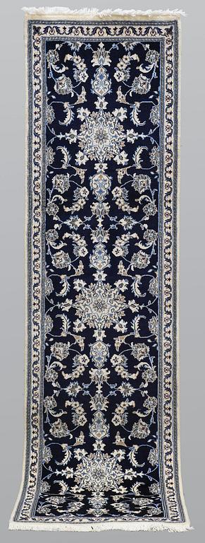 Gallerimatta, Nain, ca 290 x 78 cm.