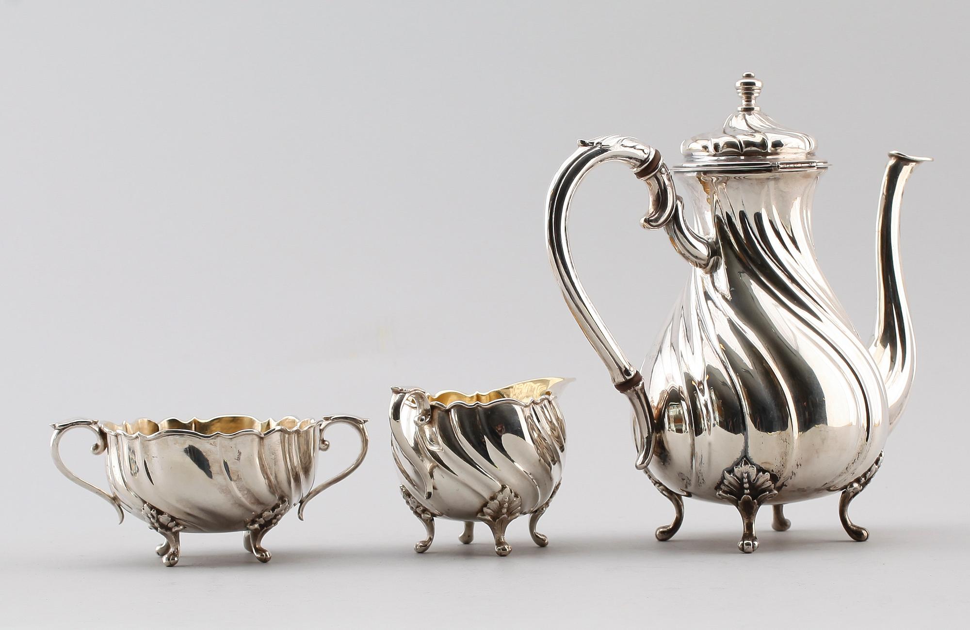 KAFFESERVIS, 3 delar, silver, sannolikt Tyskland, 1900-talets första hälft. Vikt ca 1329 gram.