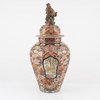 A lidded Imari urn, Japan, Meiji (1868-1912).