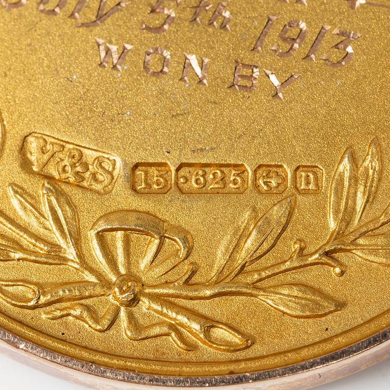 A medal, 15K gold, England, 1913.