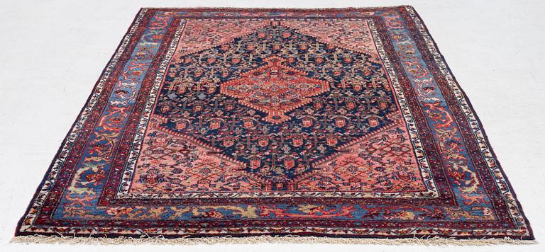 A semi-antique Ingelas carpet, c. 212 x 140 cm.